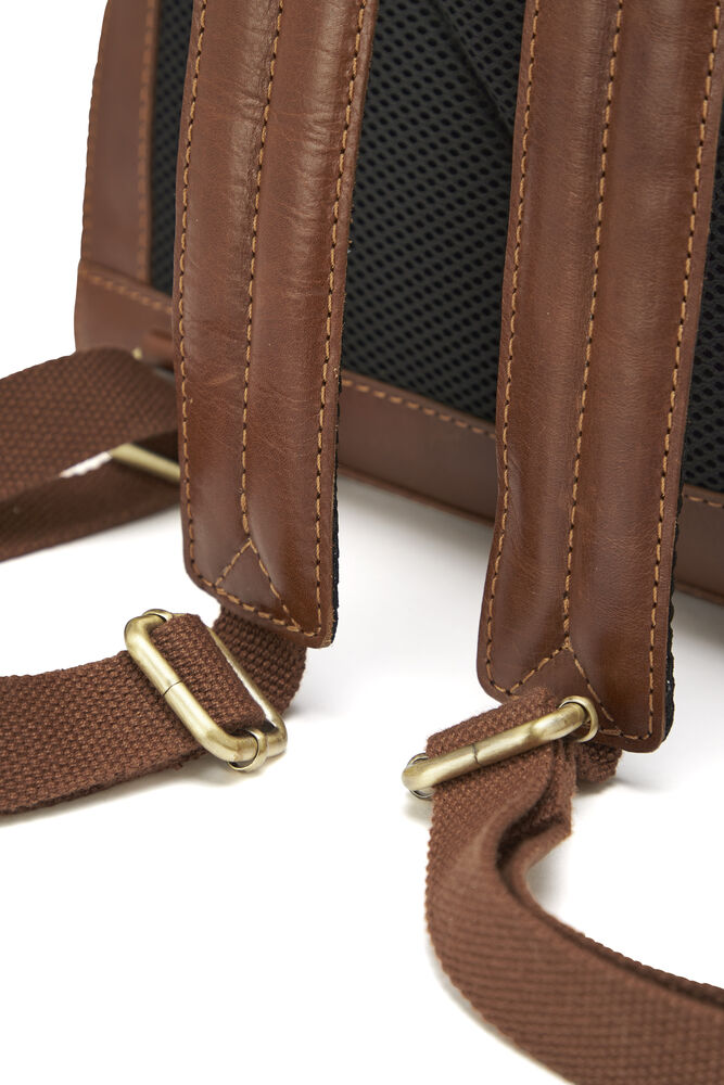 158953-530_LeatherLineBackpack_Cognac_Closeup2