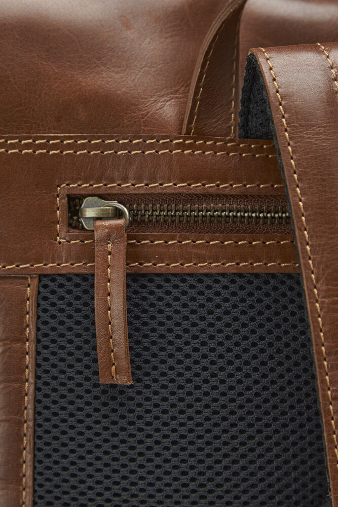 158953_LeatherLineBackpack_Cognac_Closeup4