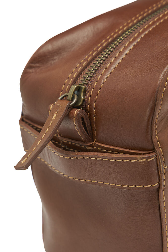158955-530_LeatherLineToilettcase_Cognac_Closeup1