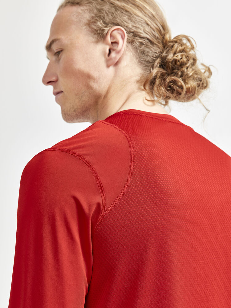 1908754-430000_ADV-Essence-LS-Tee_Closeup4