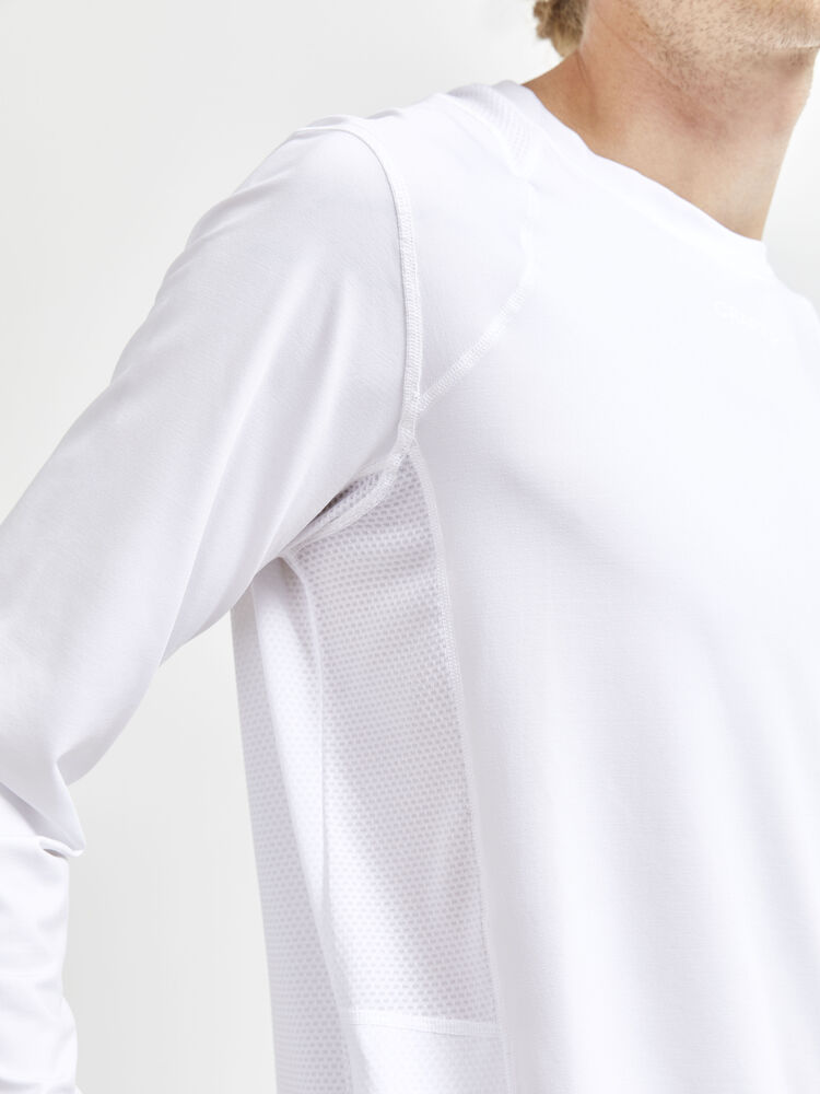 1908754-900000_ADV-Essence-LS-Tee_Closeup3