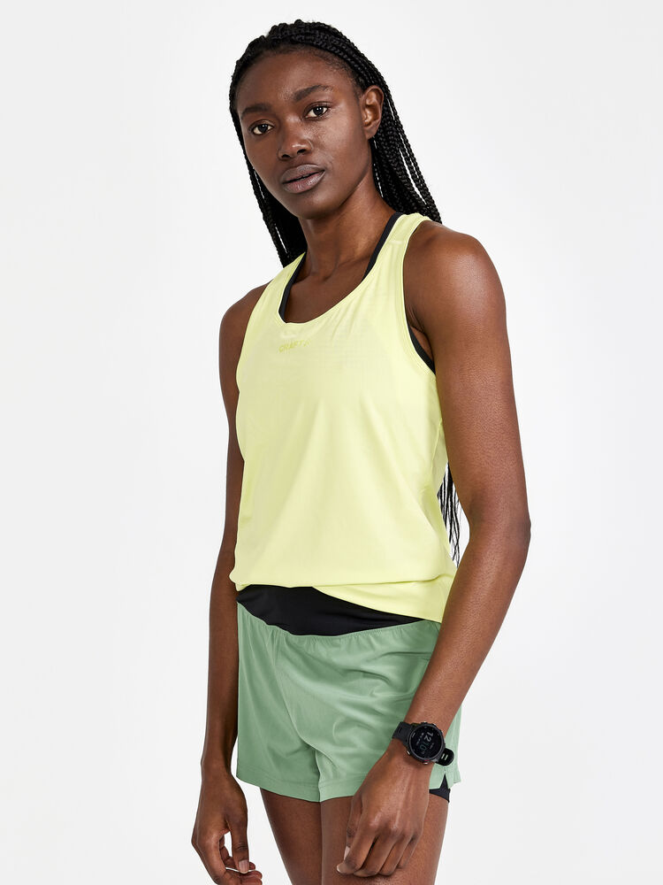 1908770-541000_ADV-Essence-Singlet-W_Closeup1