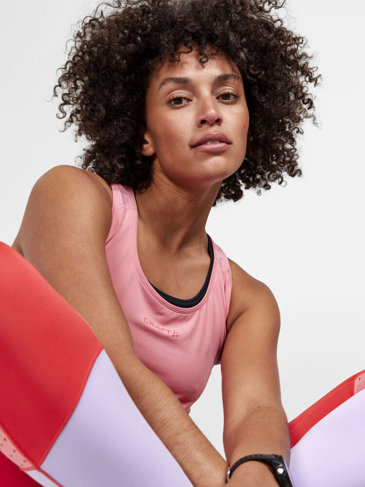 1908770-731000_ADV-Essence-Singlet-W_Closeup3