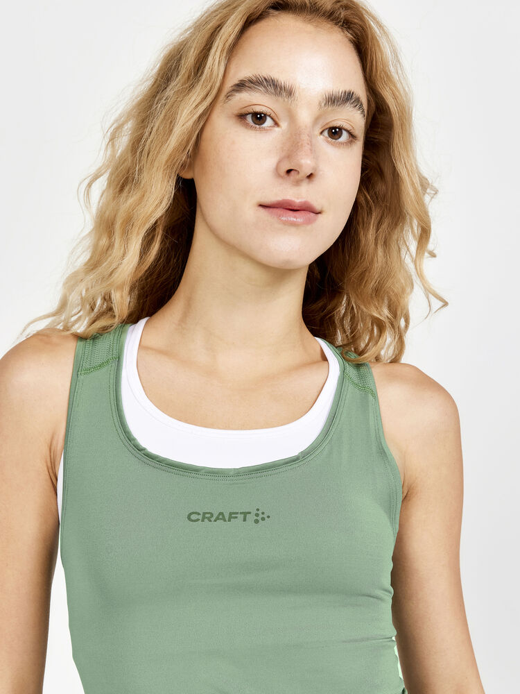 1908770-812000_ADV-Essence-Singlet-W_Closeup3