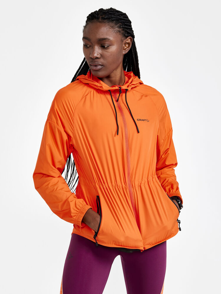 1909628-573000_ADV-Charge-Wind-Jacket-W_Closeup1