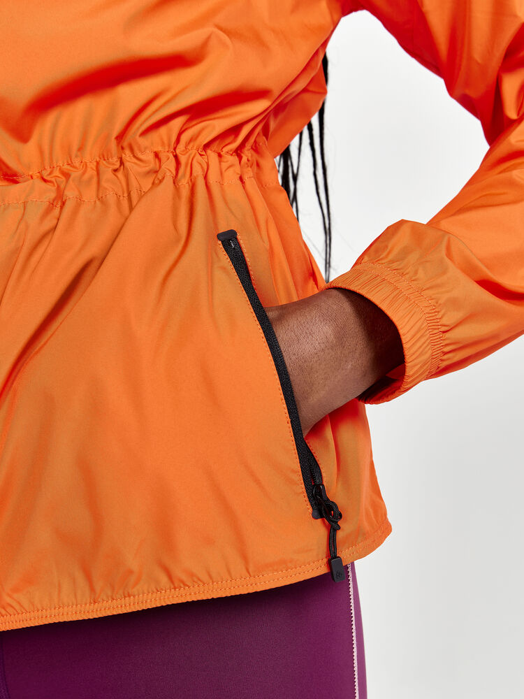 1909628-573000_ADV-Charge-Wind-Jacket-W_Closeup4