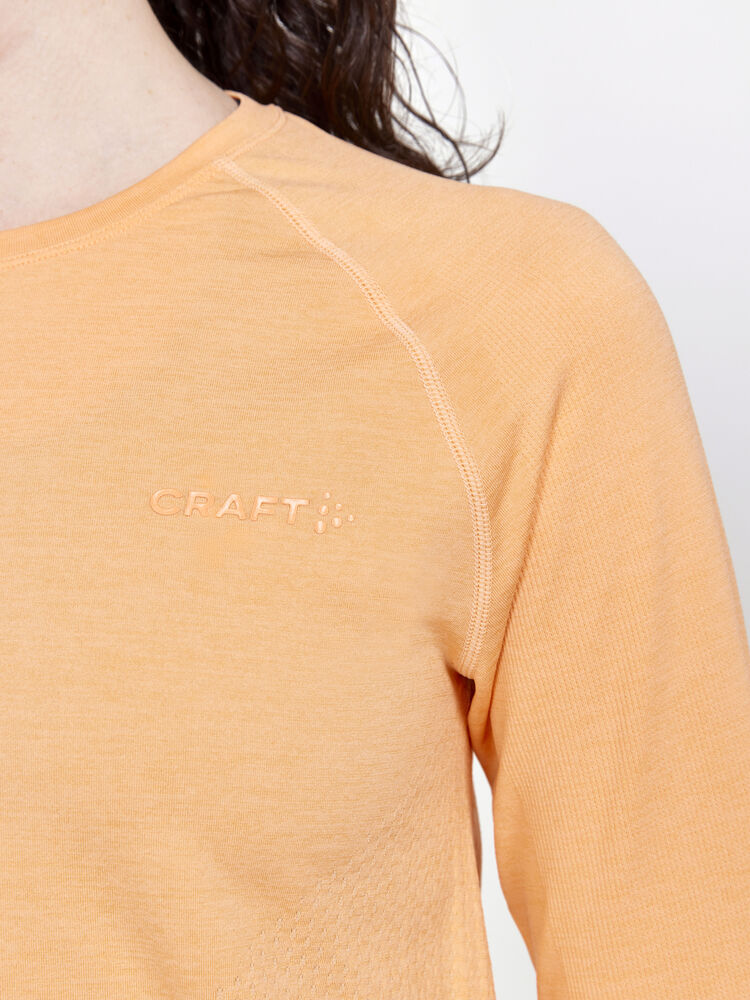 1911168-582000_CORE-Dry-Active-Comfort-LS-W_Closeup3