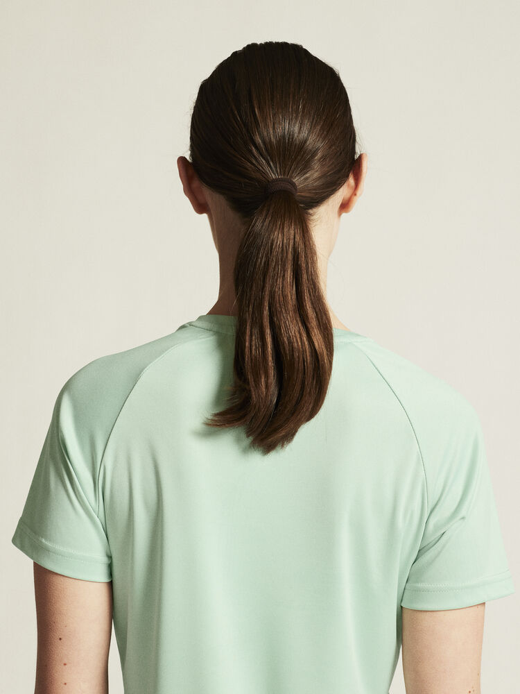 1911785-602000_CORE-Essence-Logo-Tee-W_closeup6