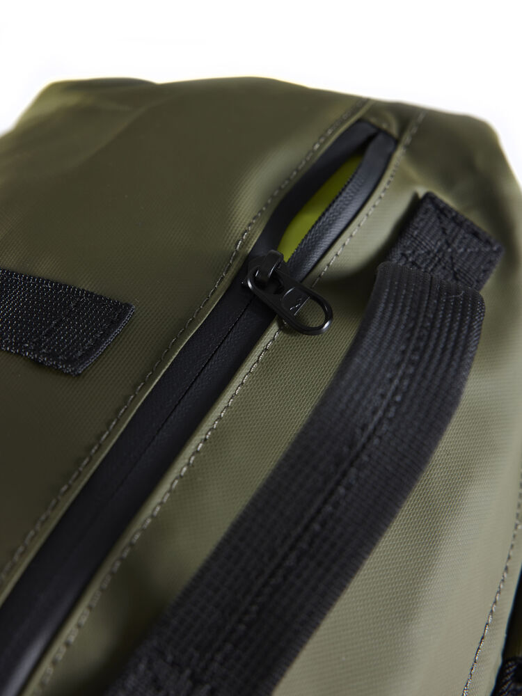 1912509-580000_Adv-Entity-Travel-Backpack-25-L_Closeup2