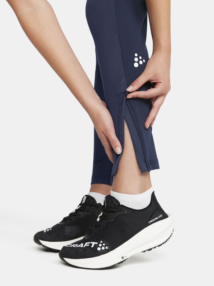 1912750-390000_Extend-Pant-W_Closeup5