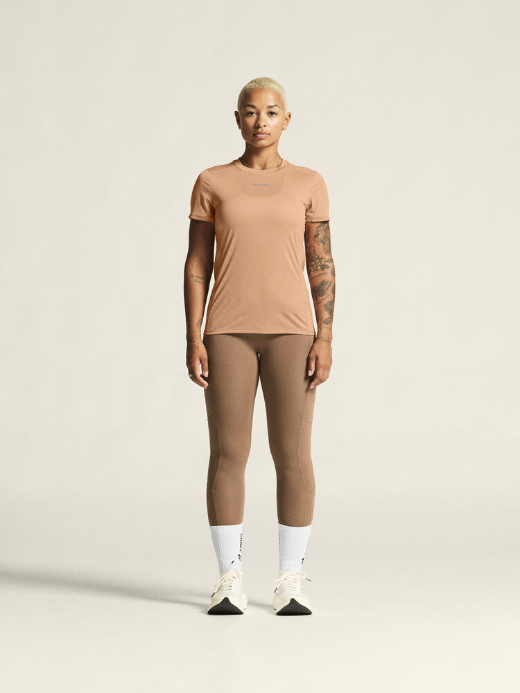 1914798-245000_ADV-Essence-SS-Tee-2-W_closeup1