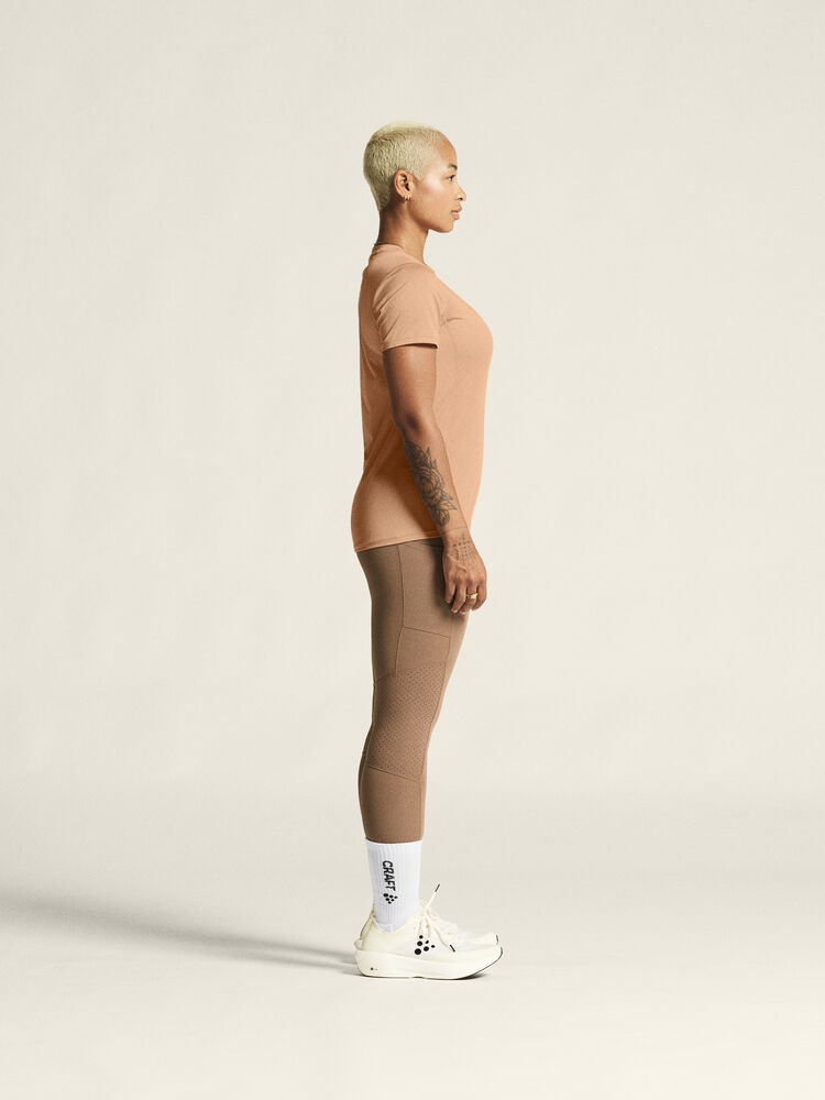 1914798-245000_ADV-Essence-SS-Tee-2-W_closeup2