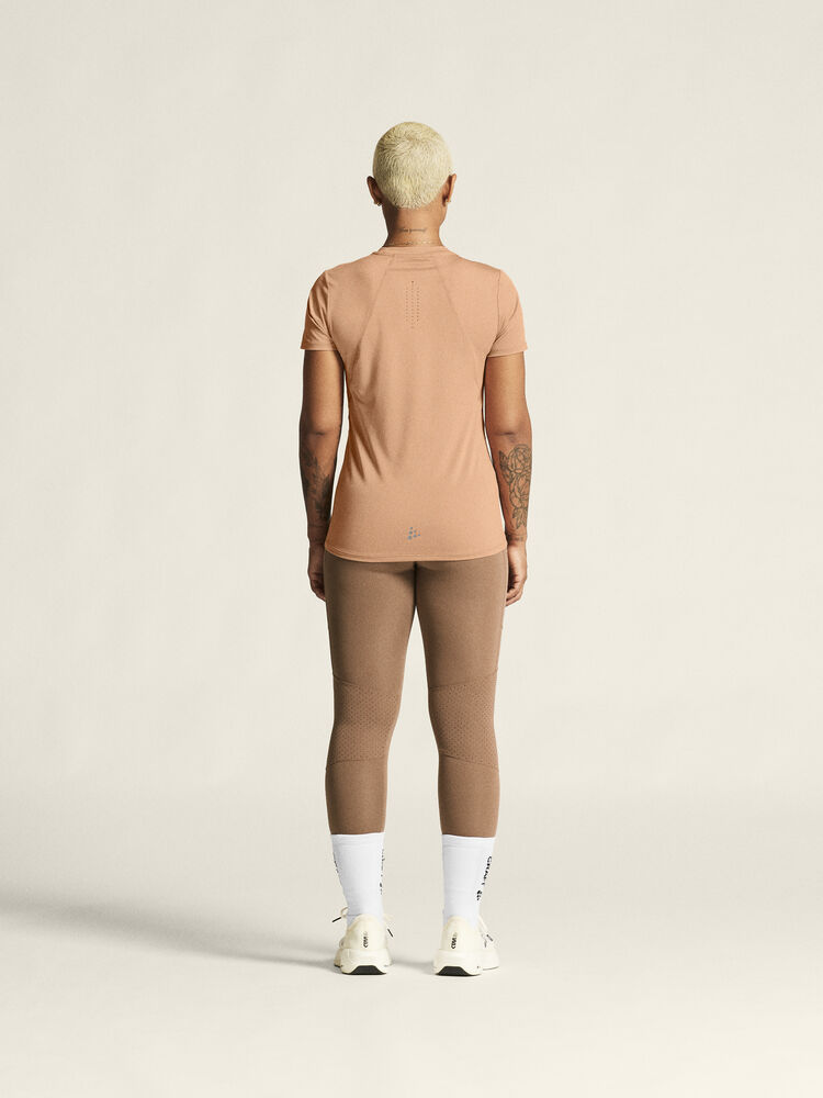 1914798-245000_ADV-Essence-SS-Tee-2-W_closeup3