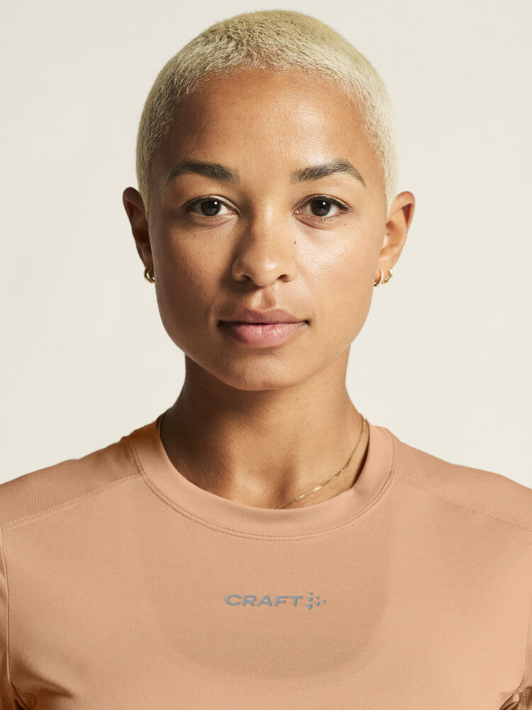 1914798-245000_ADV-Essence-SS-Tee-2-W_closeup5