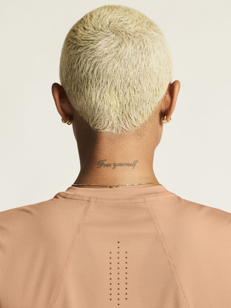 1914798-245000_ADV-Essence-SS-Tee-2-W_closeup6