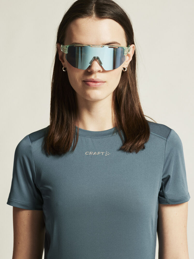 1914798-387000_ADV-Essence-SS-Tee-2-W_closeup5