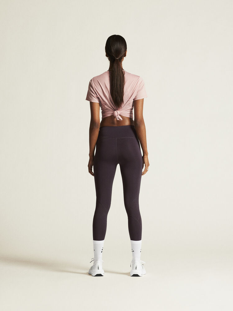 1914798-437000_ADV-Essence-LS-Tee-2-W_closeup3