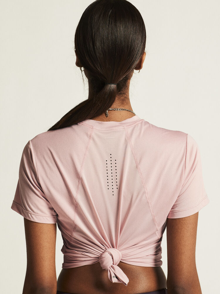 1914798-437000_ADV-Essence-LS-Tee-2-W_closeup6