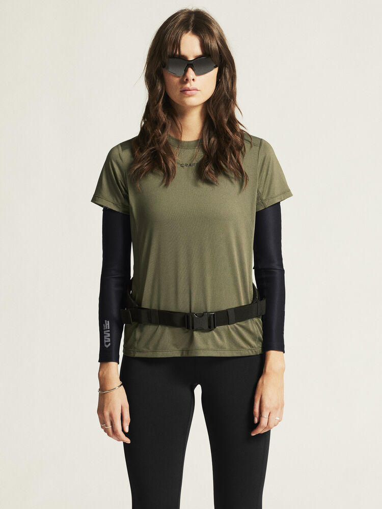 1914798-664000_ADV-Essence-SS-Tee-2-W_closeup4