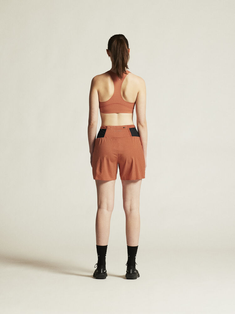 1916008-458000_Collective-Padded-Sports-bra-W_closeup3