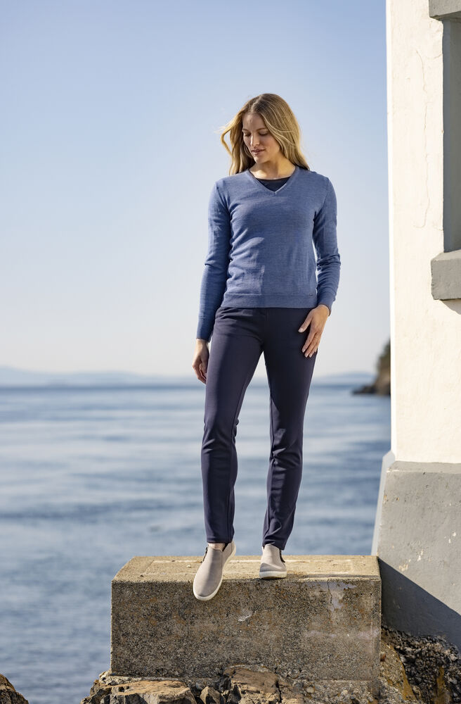 355431_IMaw23_EverettVneck