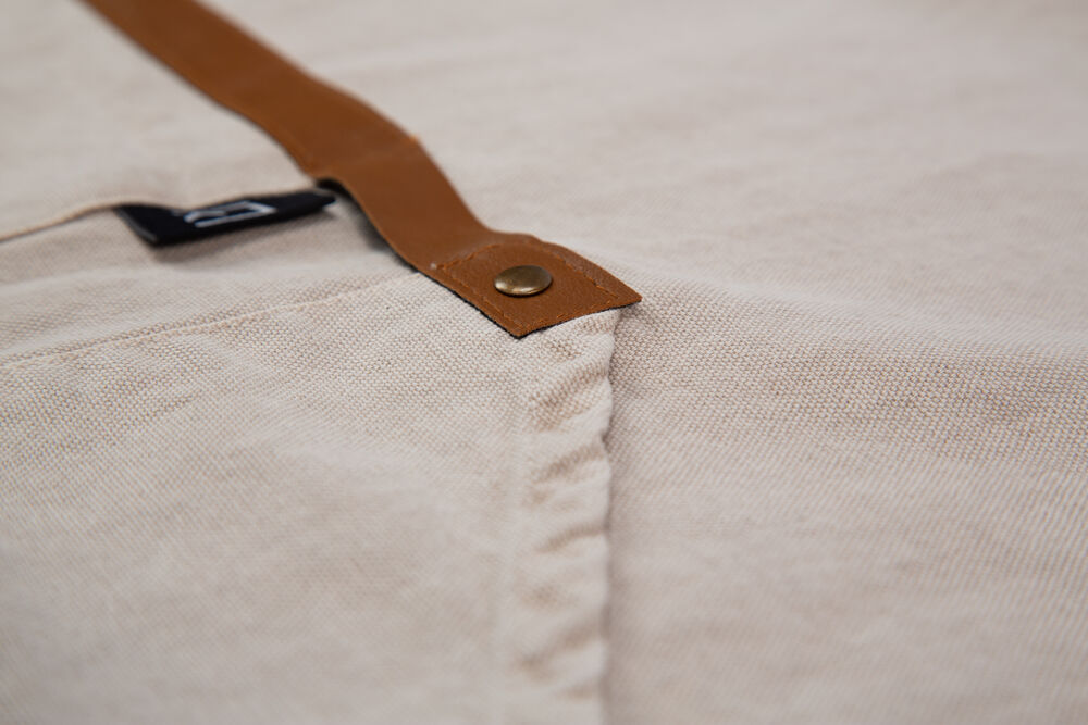 411218-03_KLApron_beige_Closeup3