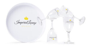 Glass og fat med logo