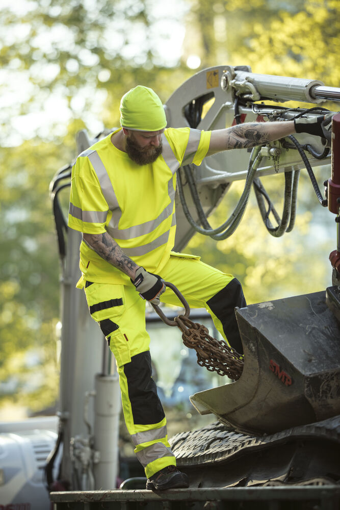 65558265_Tshirt-HiVis-SpunDye_65237710_Craftsman-Trousers-HiVis_65904083_Beanie_no7646