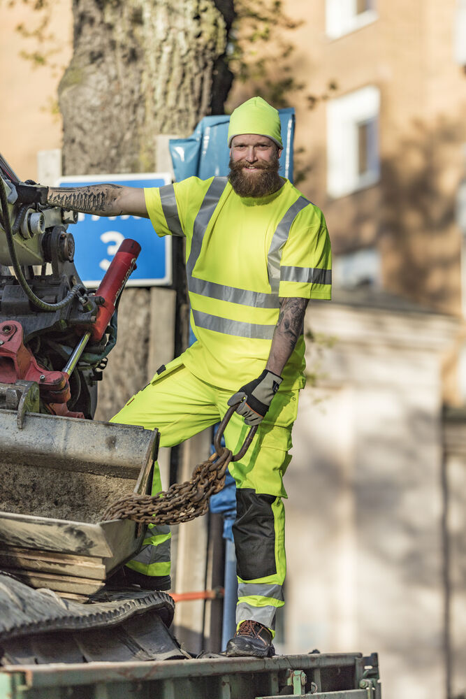 65558265_Tshirt-HiVis-SpunDye_65237710_Craftsman-Trousers-HiVis_65904083_Beanie_no7687